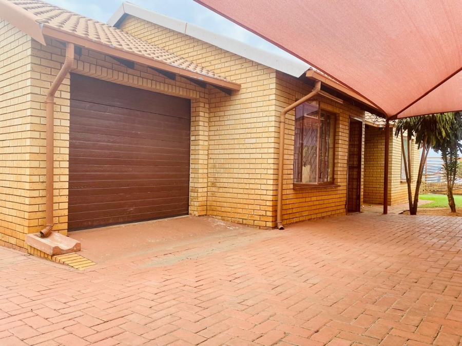 To Let 3 Bedroom Property for Rent in Geelhoutpark North West